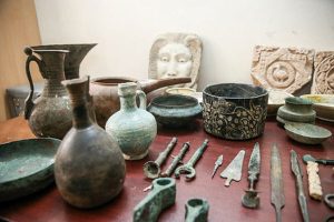کشف ۳۷ قطعه اموال تاریخی و فلزیاب در آذربایجان‌غربی