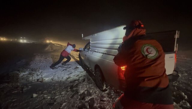 رهایی ۲۴۰ نفر از چنگال برف و یخبندان در محور تکاب دندی