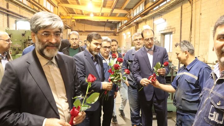 کارگران میدان دار عرصه تولید و صنعت کشور در جنگ اقتصادی هستند